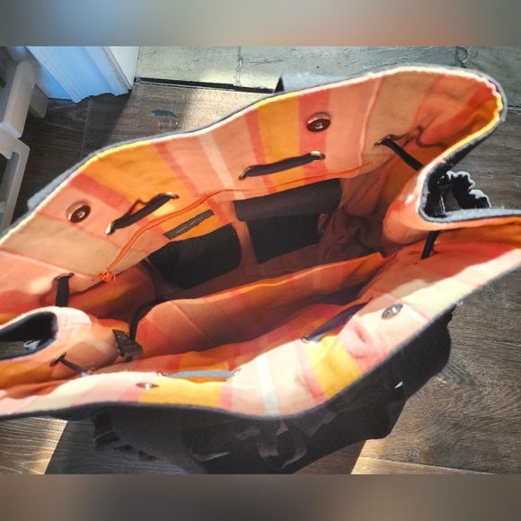 NINE WEST DIAPER BAG TOTE WITH ACCESORIES. CAN BE USED AS A WORK OR SCHOOL BAG. - Picture 3 of 5